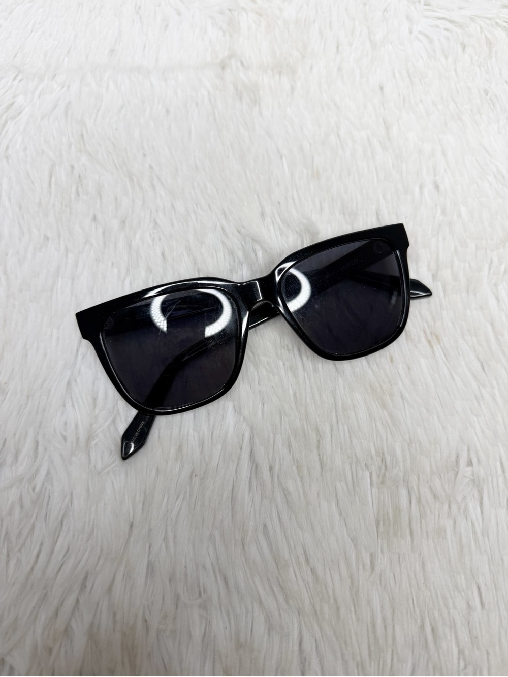 QUAY / Drive in large square unisex sunglasses black lens black frames